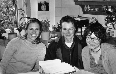 Mitarbeiter des Verlages: Natalia Peschora (links), Felix von Bothmer und Lydia Fischer, April 2002